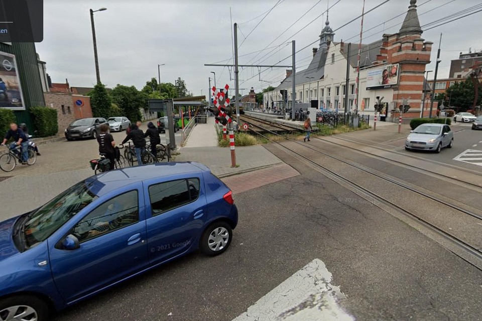 De politie controleerde maandagochtend de omgeving van de spoorwegovergang op De Merodelei in Turnhout, vlak bij het station.