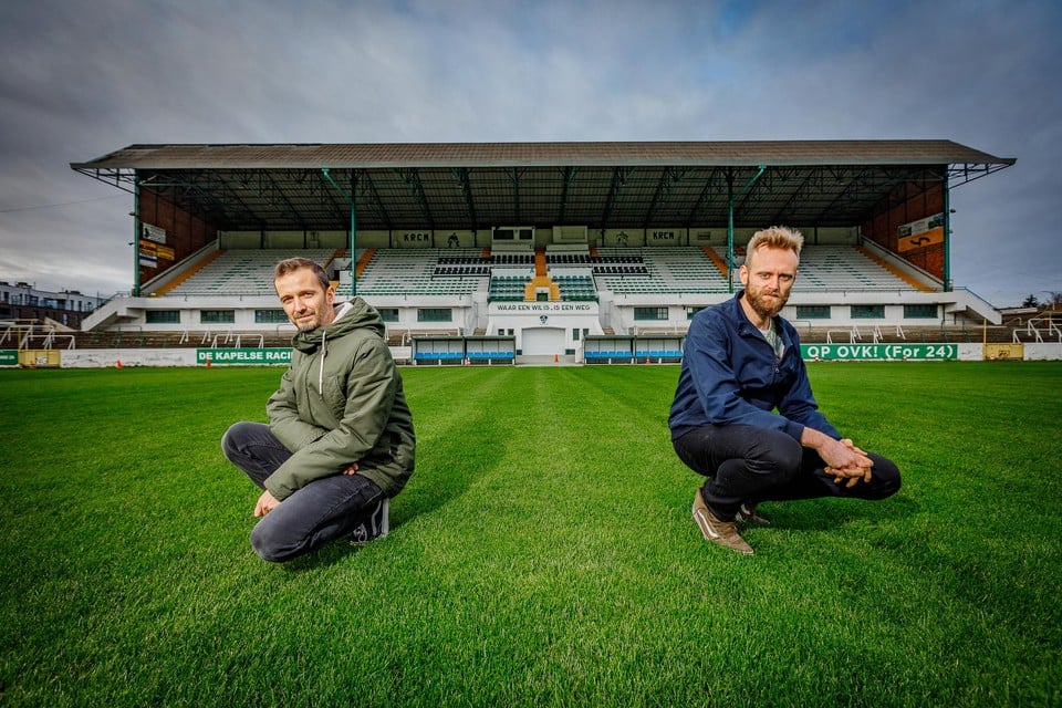 Hans De Groef en Kristof De Decker maakten een boek over iconische voetbalstadions in ons land. 