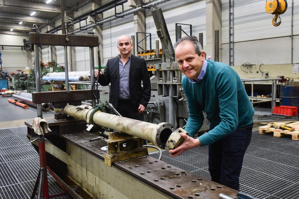 Directeur Paul Vermeiren (links) en preventieadviseur Paul Dickens tonen een cilinder die voor revisie binnen is van een industriële klant. 