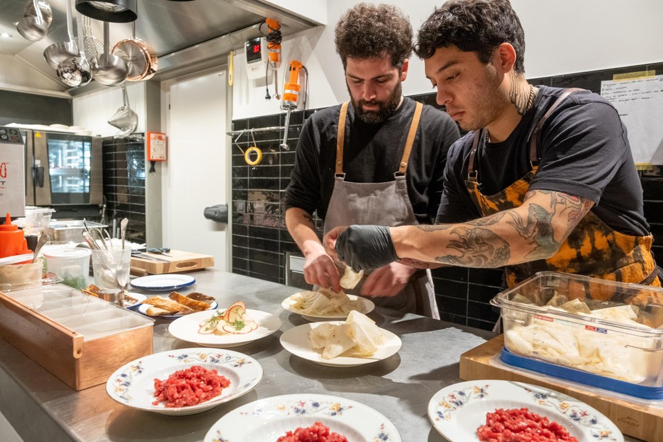 Argentijn Nicolas Lopez en Chileen Ariël Millaman aan het werk in hun keuken. 