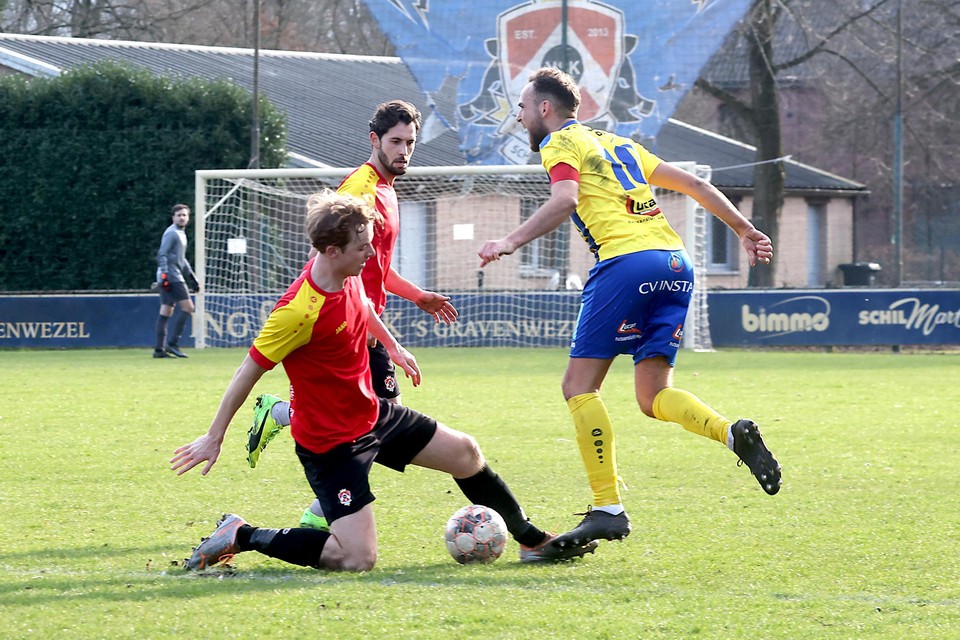 ’s Gravenwezel-Schilde-spelers Marnix Garmyn en Nico Lansu proberen Olivier Somers van de bal te zetten.
