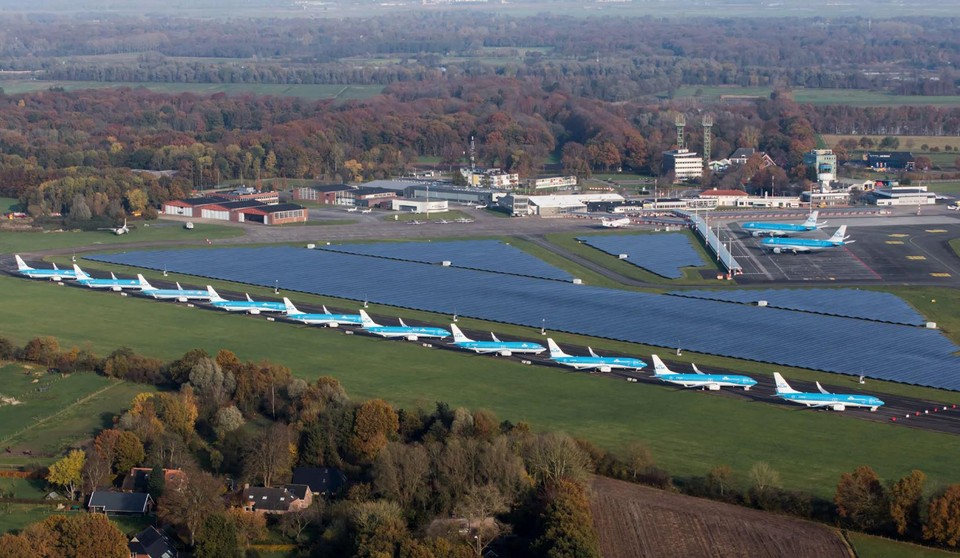 De fotovoltaïsche velden op de regionale luchthaven van Groningen.