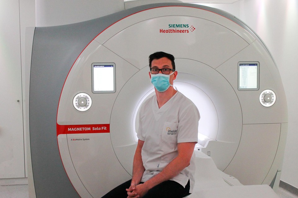 Radioloog Rolf Symons bij het MRI-toestel.