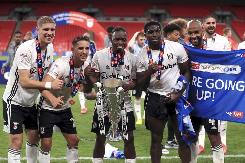 Le Marchand (helemaal links) en Odoi (uiterst rechts) vieren de promotie met Fulham in augustus vorig jaar. 