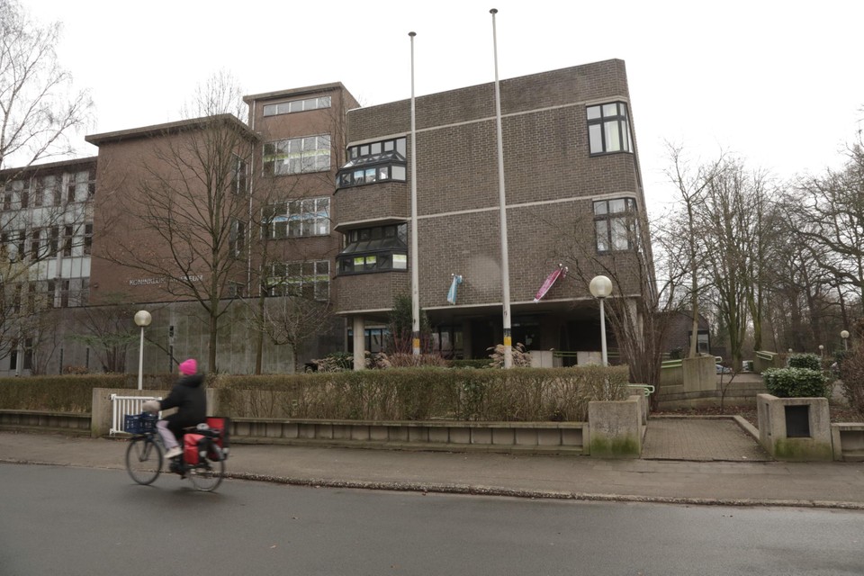 Het Koninklijke Atheneum ligt in het centrum van Ekeren en paalt aan park Veltwijck met speeltuin. De school telt 631 leerlingen en een tachtigtal leerkrachten.