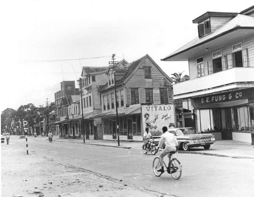 Op oude foto’s is te zien dat Paramaribo vroeger een fietsstad was.
