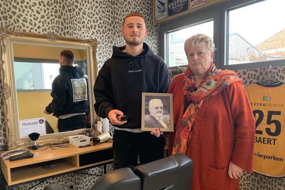 Yesten in zijn nieuwe barbershop, samen met zijn mémé en een foto van zijn overleden pépé, de twee mensen van wie hij de passie erfde.