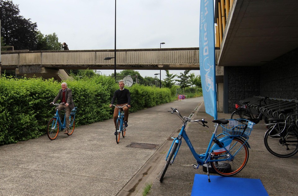 Bram Dousselaere en burgemeester Volckaerts stellen Blue-bike voor in Hove. 