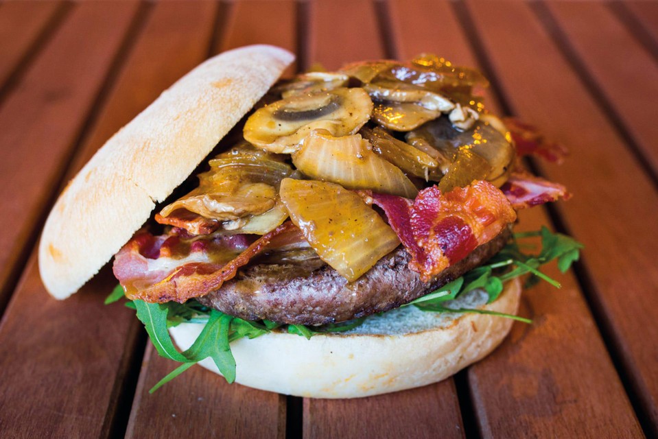 Dé topper op de kaart van Club Met is de beefburger The Boss, met spek, chorizo, champignons, ajuin en rucola.