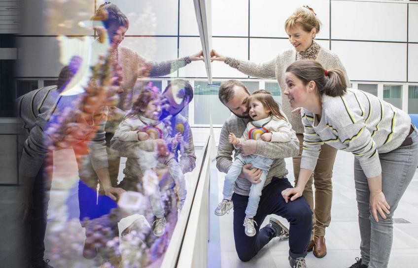 LIa met haar ouders bij prof. dr. Connie Stumpel in het Maastricht UMC+ waar ze wordt behandeld voor Kabuki.