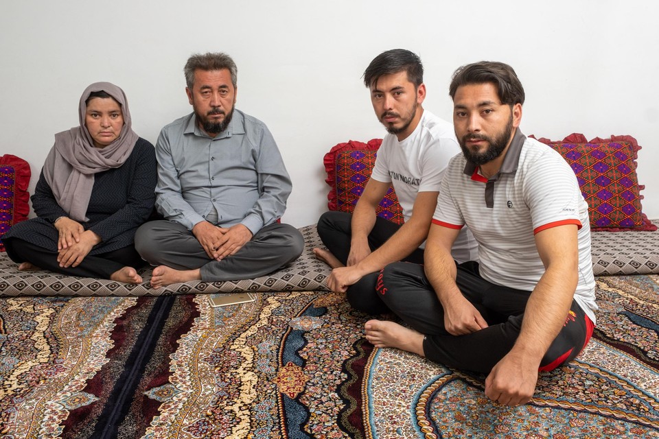 Habib Nazari (22, tweede van rechts) met vader Ibrahim (52), moeder Gulsool (48) en broer Nasrullah (25)  thuis in Ekeren. 