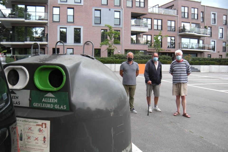 De buren van het Kokkelbeekplein zullen moeten leren leven met bovengrondse glasbollen. 