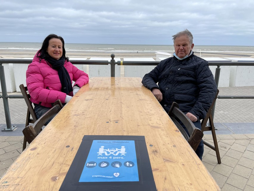 Tijdens de paasvakantie liet de burgemeester van Middelkerke al zelf terrastafels plaatsen op de zeedijk.