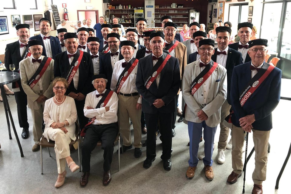 De fiere leden van de koninklijke vriendenkring Amicitia vierden het 75-jarig bestaan in het fanfarelokaal in Beerse.