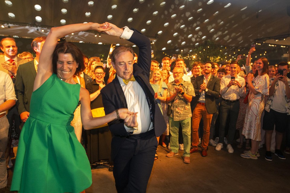 Valerie Van Peel en Bart De Wever haalden hun beste dansmoves boven, tot groot jolijt van de N-VA-aanhang. 