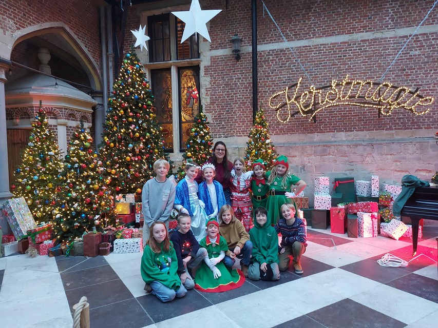 Even poseren voor de foto voor Kerstmagie in de majestueuze inkomhal van het Cleydaelkasteel. 