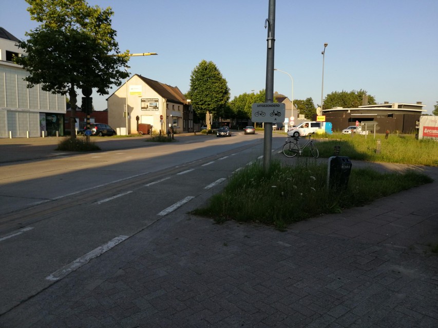 Aartselaar aan de linkse en Niel en Rumst aan de rechtse kant van de straat